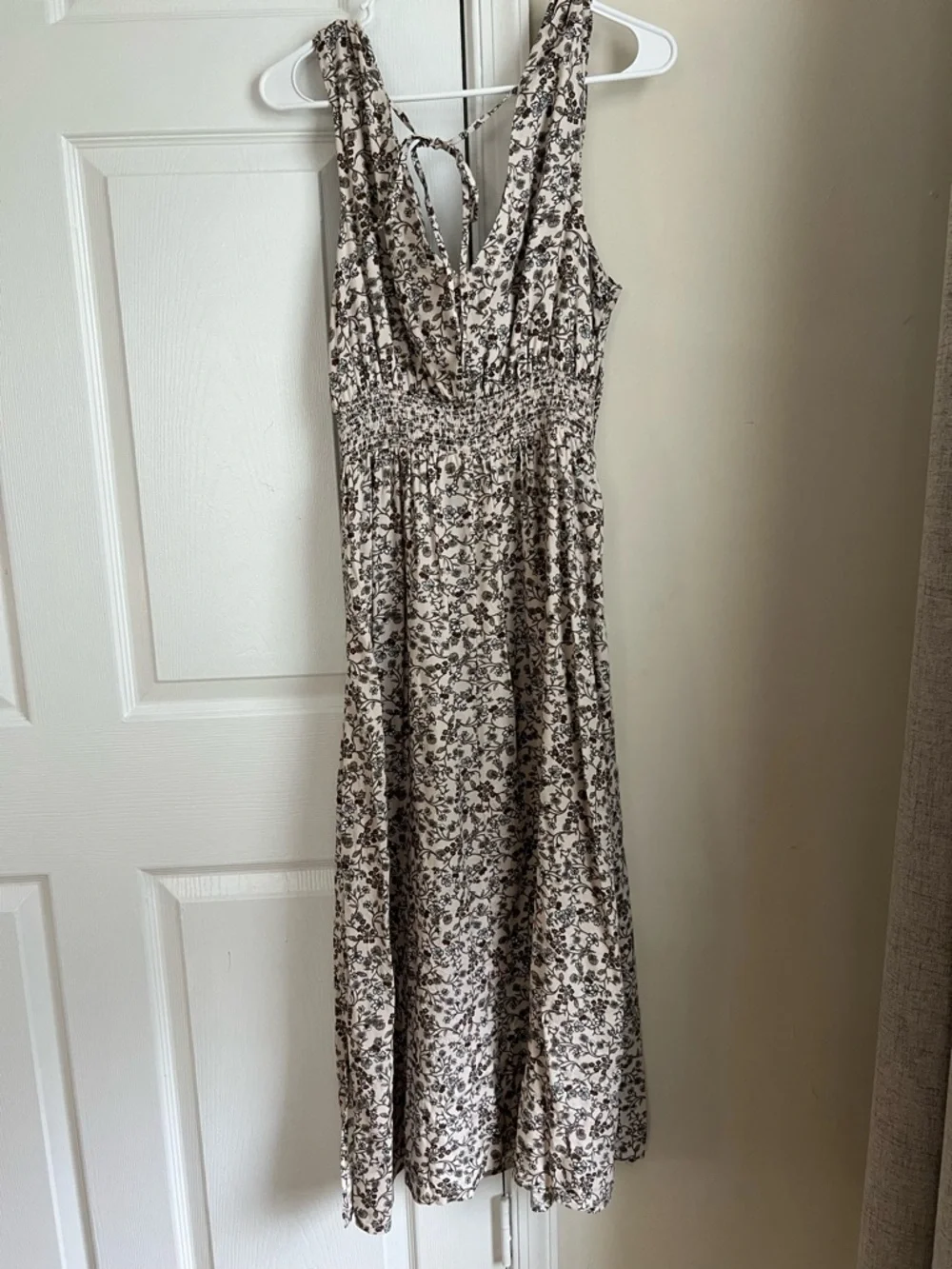 Old Navy Beige & Black Floral V-Neck Smocked Waist Sleeveless Dress Medium - Picture 3 of 9